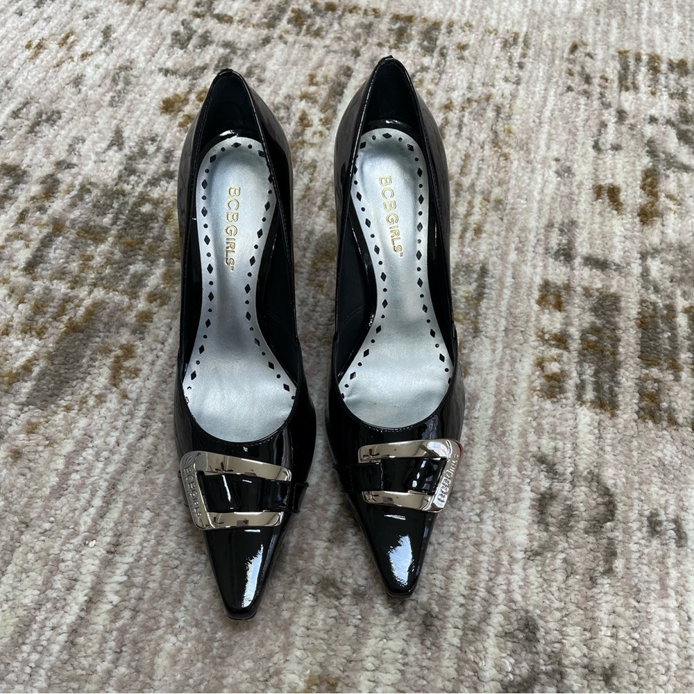 BCBG GIRLS black patent leather pumps